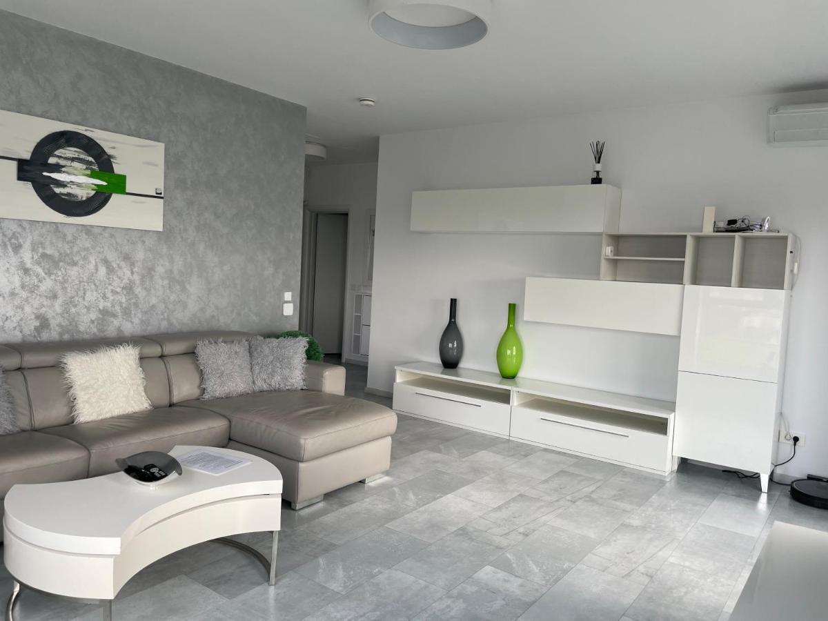 Luxury Westpark 2 Residence With Lake View Bukarest Exterior foto